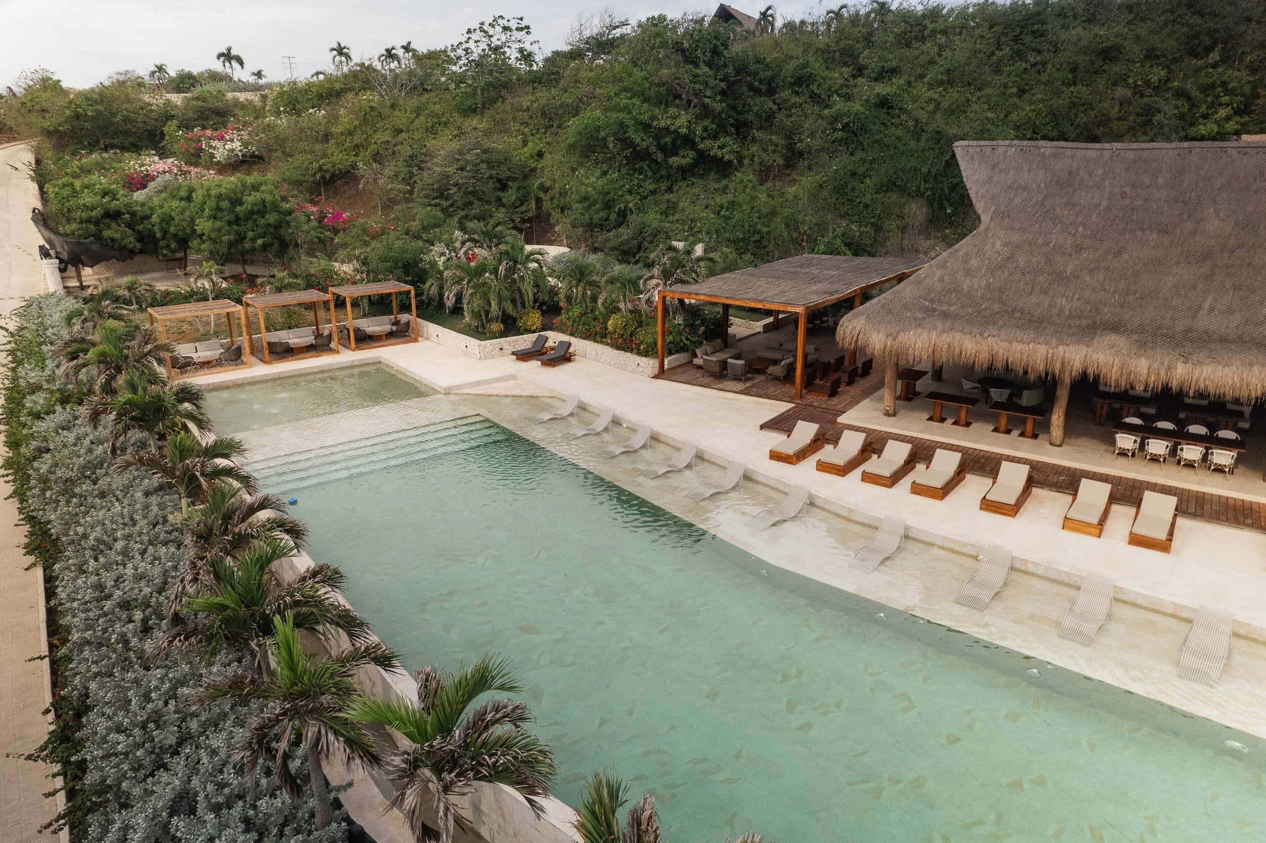 Vista aérea de la piscina y el bar del proyecto Lazuli, amoblado por Mowle